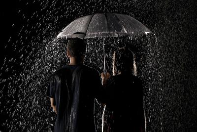 Девушка под осенним дождем - 69 фото