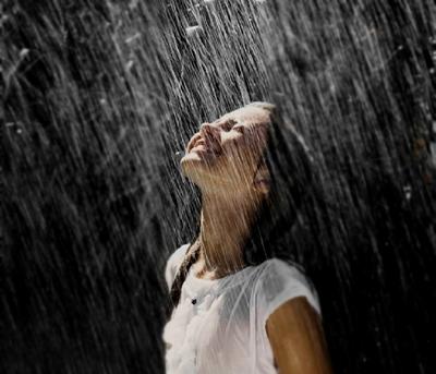 Женщина идет под дождем женщина идет под дождем женщина в плаще идет под  дождем | Премиум Фото
