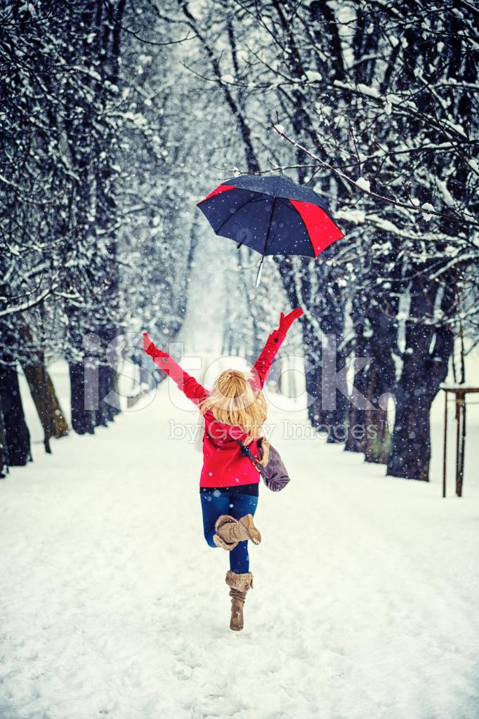 Счастливая Женщина На Заснеженные Парк Зимой Стоковые Фотографии |  FreeImages