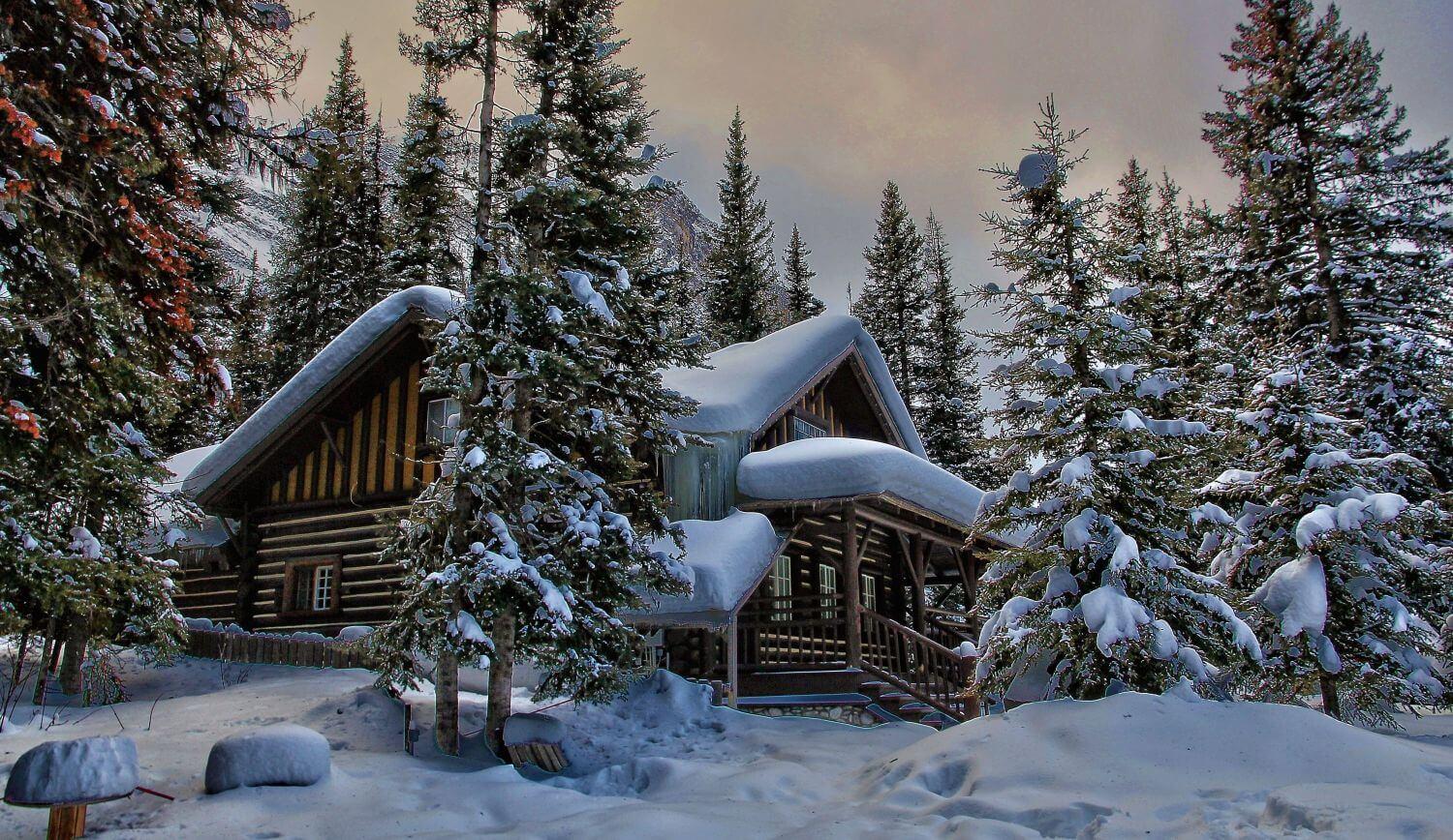 Новогодний домик в зимнем лесу» — создано в Шедевруме
