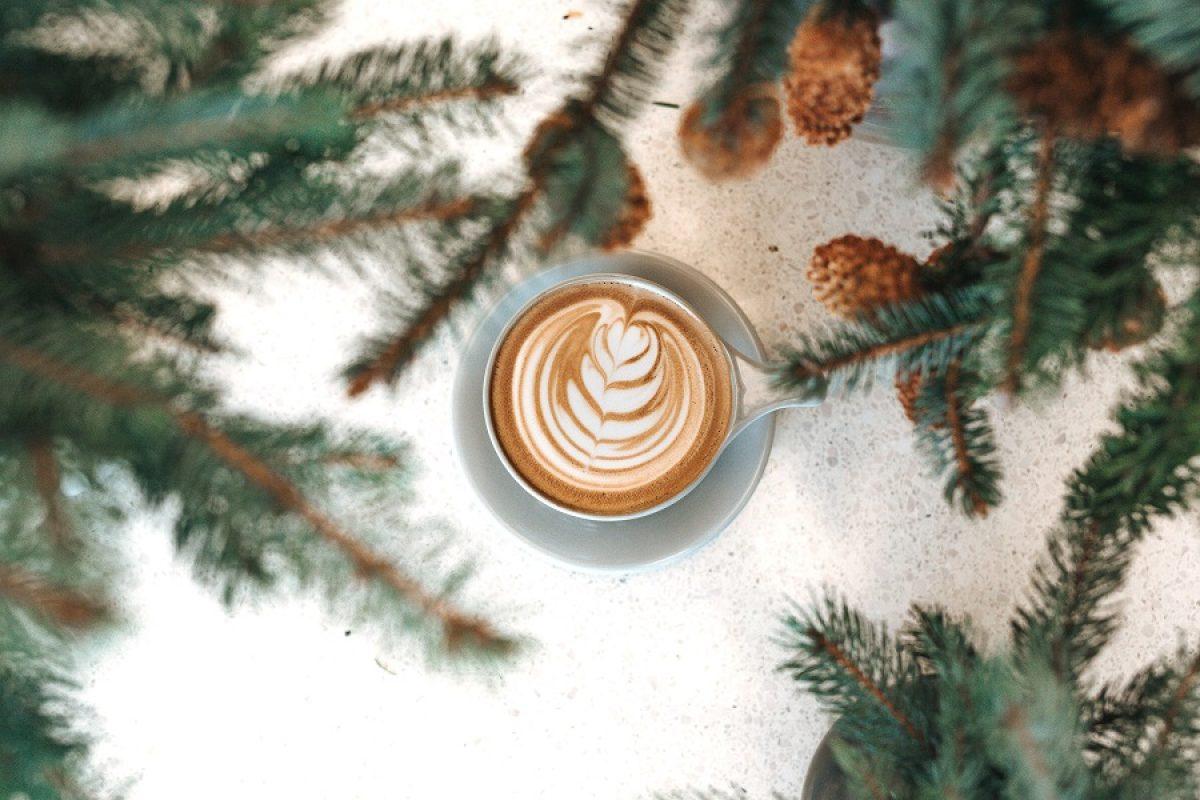 Чашка кофе зимы стоковое изображение. изображение насчитывающей питье -  58681229