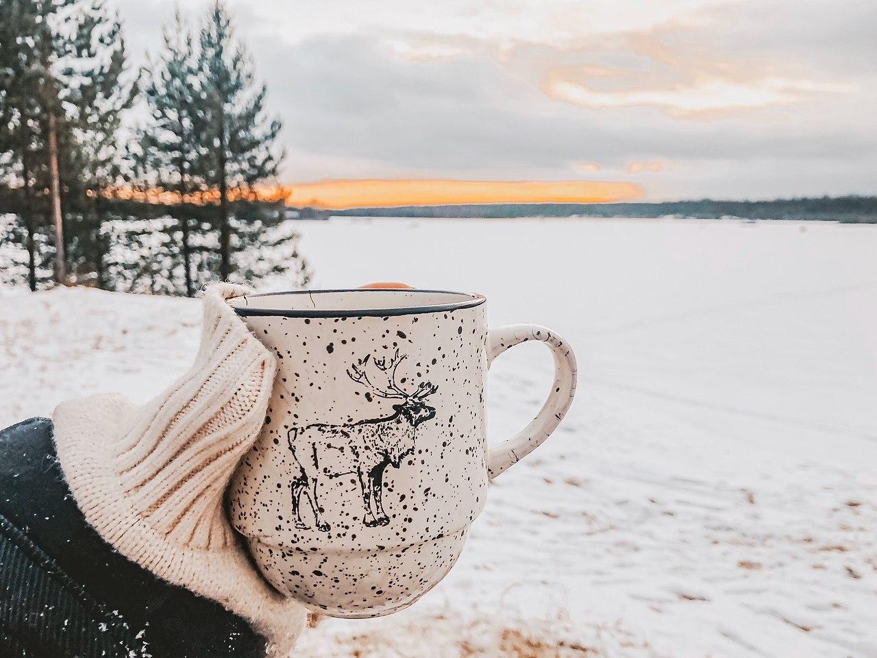 кофейные чашки и выпечка на подоконнике в зимней сцене, картинка зимнего  кофе, кофе, зима фон картинки и Фото для бесплатной загрузки