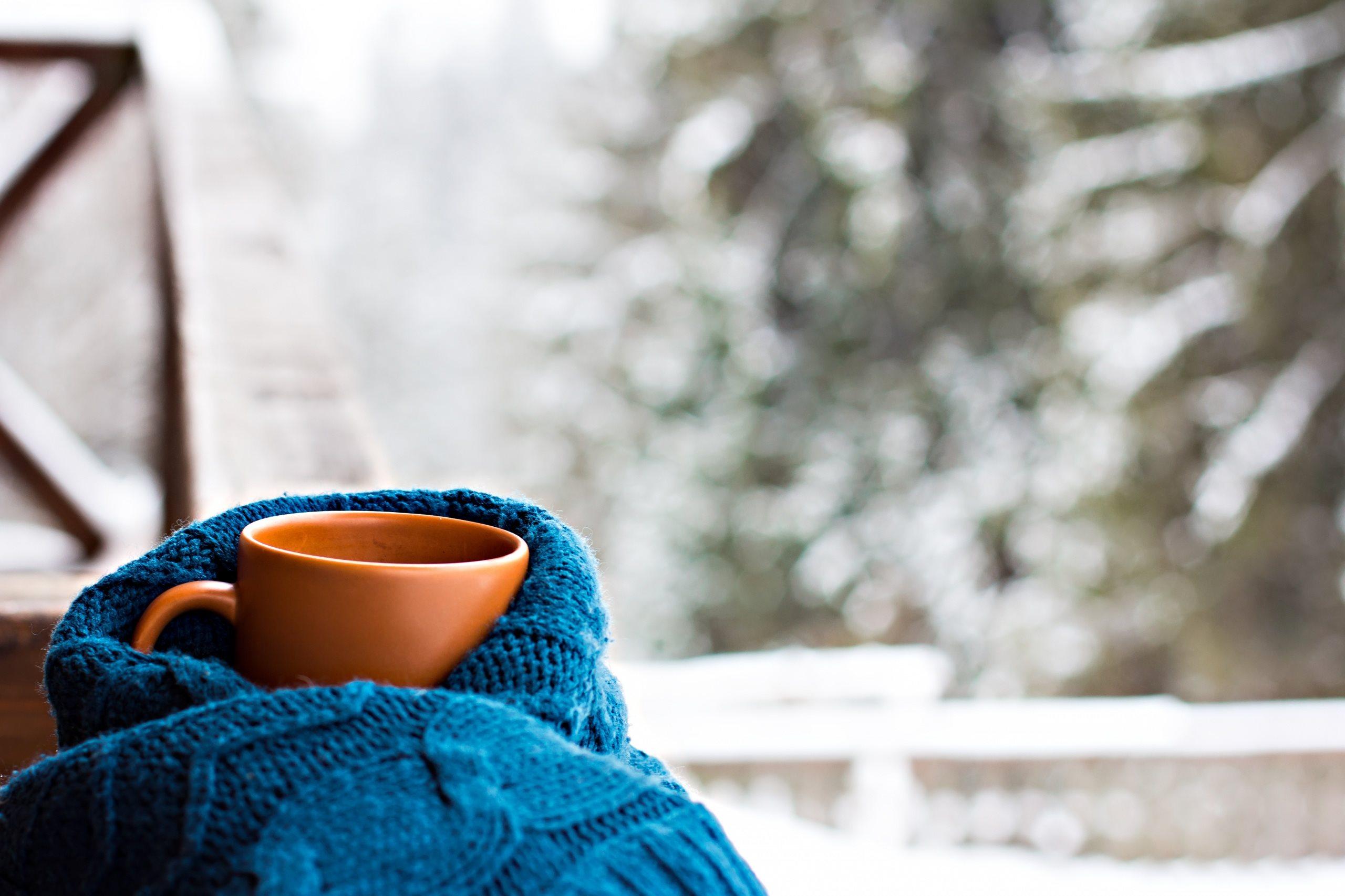В кружке кофе зимнее заснеженное …» — создано в Шедевруме