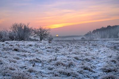 Зимний рассвет над живописным замороженным озером Стоковое Изображение -  изображение насчитывающей утро, замерзано: 163541389