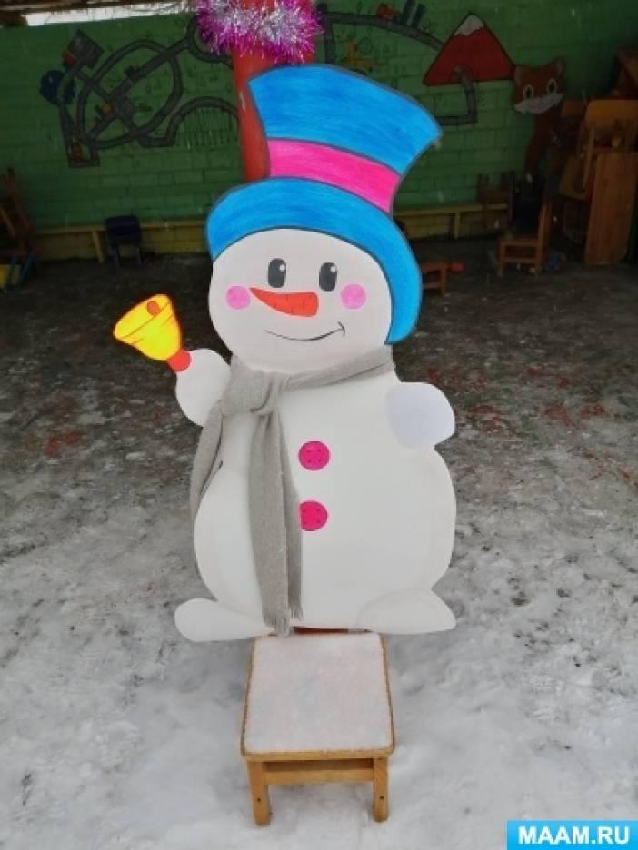 Бесплатное изображение: Забавный снеговик на льду в туманный зимний полдень