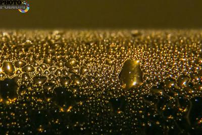Праздничная сусаль золотого цвета. Золотой дождь запачкан и несосредоточен  в качестве фона и текстура Стоковое Фото - изображение насчитывающей  лоснисто, дождь: 205651340