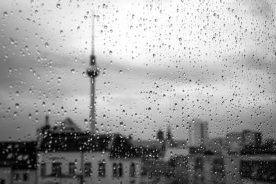 картинки : воды, дождь, белый, Черный, Морось, черное и белое, падение,  Монохромная фотография, Атмосферное явление, монохромный, городской район,  атмосферные осадки, Размышления, атмосфера, архитектура, окно, Мегаполис,  городской пейзаж, облако ...