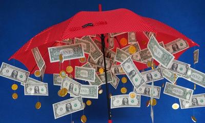 Падающие банкноты евро и голубое небо. Денежный дождь Стоковое Изображение  - изображение насчитывающей коммерция, заработайте: 183624555