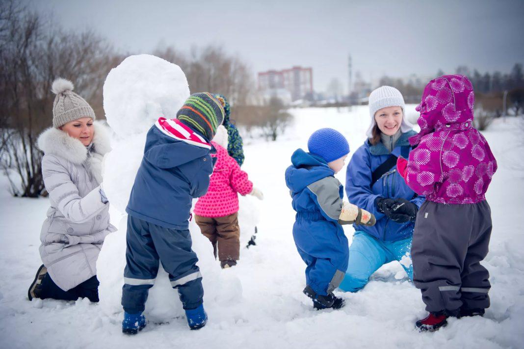 Дети лепят снеговика, зима, снег, ё…» — создано в Шедевруме