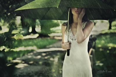 Foto Stock Девушка смеется под дождем. Сильный дождь, девушка держит  зонтик. Девушка в легком платье, весело смеется. Падают осенние листья.  Осень, осенний дождь | Adobe Stock