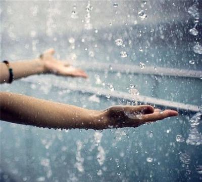 Фото Девушка с зонтом стоит под дождем