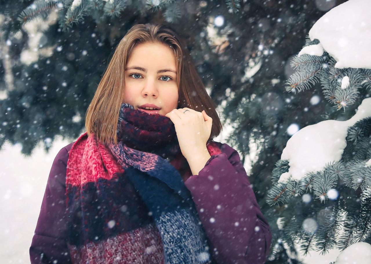 девушка зима много снежинок Стоковое Фото - изображение насчитывающей  способ, сторона: 11878110