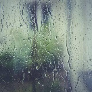 Дождь, разбрызгивая стекло, вызывает красивые капли дождя. | Премиум Фото