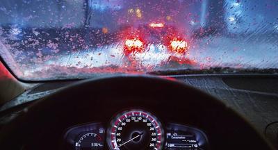 Вид на дорогу через автомобиль в дождь падает | Премиум Фото