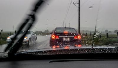 дождь в машине на дороге, пейзаж лобового стекла автомобиля в дождливый  день, Hd фотография фото, автомобиль фон картинки и Фото для бесплатной  загрузки