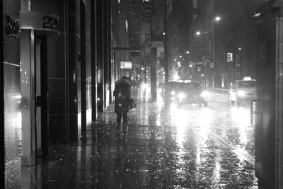 Дождь, пробка, фон, капли дождя в городе на шоссе, автомобили, стресс,  осень | Премиум Фото