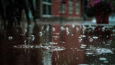 В Киеве на Позняках дождь устроил \"транспортный коллапс\" и затопил переход