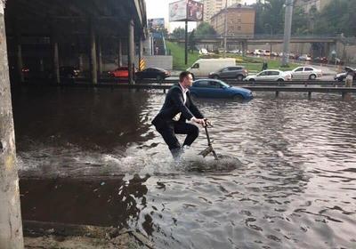 Новости Киева - В Киеве дождь затопил целую улицу на Троещине: фото -  Апостроф