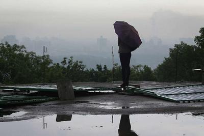 Киев в тени дождя: загадочные кадры | Киев дождь сегодня Фото №1365060  скачать