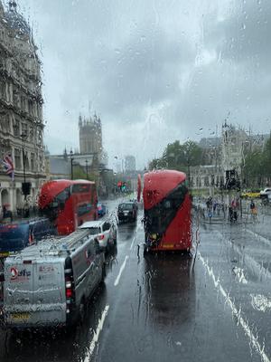 Дождь в городе Лондона редакционное фотография. изображение насчитывающей  угол - 59648057