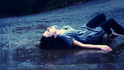 Картинки плачущая девушка под дождем (64 фото) » Картинки и статусы про  окружающий мир вокруг
