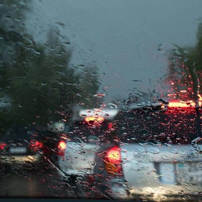 Фото Дождь за стеклом и зеленые огни машин осенью