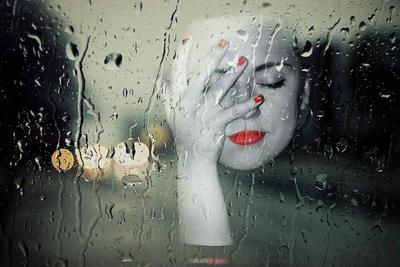 Девушка за стеклом дождь: фото, изображения и картинки