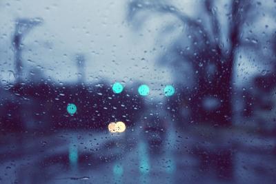 Дождь за окном стоковое изображение. изображение насчитывающей стекло -  132283017