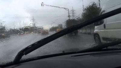 Дождевые капли на зеркале окна и машины. Бурное снаружи дождя Стоковое  Изображение - изображение насчитывающей шторм, бурно: 176081931