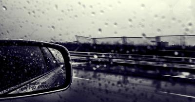 Капля воды или капли дождя на стекле окна и зеркало крыла машины на станции  автомойки Стоковое Фото - изображение насчитывающей селективно, зеркало:  190755184