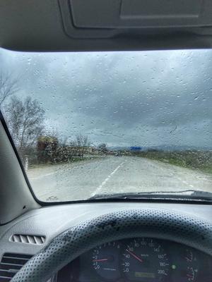 Дождь окном с автомобилем стоковое фото. изображение насчитывающей свет -  83538156