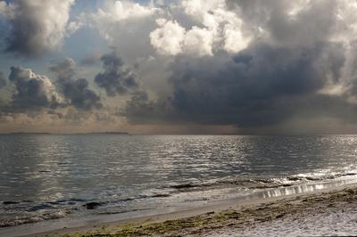 дождь в море. водный цикл. море и дождь. Стоковое Изображение - изображение  насчитывающей бобра, океан: 221813467
