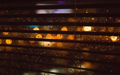 Дождь за окном на фоне заката Дождь падает на стекло во время дождя Закат за  окном во время дождя Яркая текстура Стоковое Фото - изображение  насчитывающей влага, вечер: 165586810