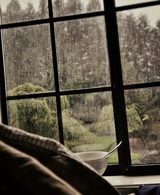 ночью в окно падает дождь. окно гостиной в сезон дождей Стоковое  Изображение - изображение насчитывающей яркое, никто: 220151581