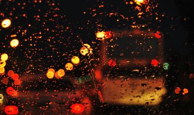Вид на улицу окно огни города боке размытый город дождливая ночь | Премиум  Фото
