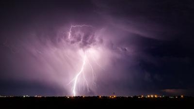 Молния и вспышка грозы с идти дождь предпосылка Плохая погода и пасмурная  проблема с воздушным или спутниковым сигналом Стоковое Изображение -  изображение насчитывающей электрическо, черный: 154064137