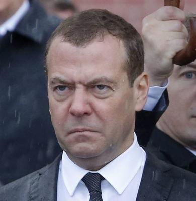 Чтобы не убило карлика\": сеть взорвали \"мокрые\" фото Путина и Медведева |  Курьезы | OBOZ.UA