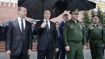 Путина с Медведевым залило дождем во время возложения цветов. Фоторепортаж