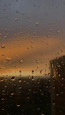 Дождь за окном на фоне заката Дождь падает на стекло во время дождя Закат  за окном во время дождя Яркая текстура Стоковое Фото - изображение  насчитывающей влага, вечер: 165586810