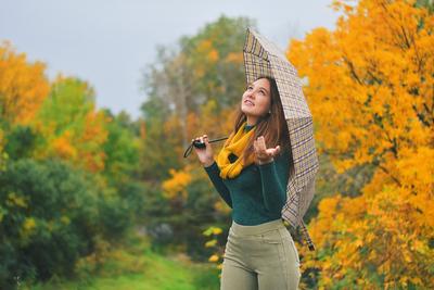 Скачать картинки Женщина дождь осень, стоковые фото Женщина дождь осень в  хорошем качестве | Depositphotos