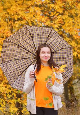 Девушка с зонтиком осенью - 71 фото