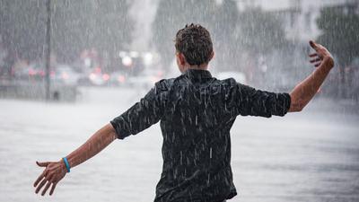 Картинки парня стоящего под дождем (68 фото) » Картинки и статусы про  окружающий мир вокруг