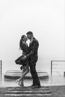 Красивая пара под дождем стоковое фото ©simbiothy 88316420