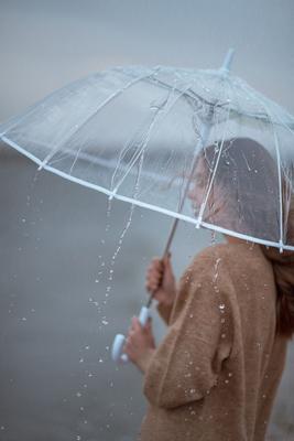 35 идеи для фото в дождь ⠀ (сохранил - поблагодари парой добрых слов♥️) ⠀  🌧На улице: ⠀ 1. Отведя зонт в сторону и подставив лицо под … | Photo,  Photography, Scenes
