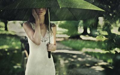 Девушка с зонтом гуляет под дождём по осеннему городскому парку Stock Photo  | Adobe Stock