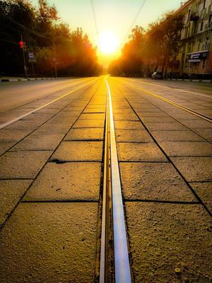 Рассвет солнца на улице города | Премиум Фото