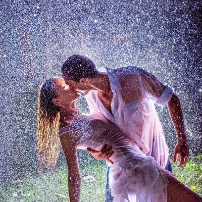 под дождем, фотосессия под дождем, влюбленные под дождем, двое влюбленных  под дождем, под зонтом, Свадебный фотограф Москва