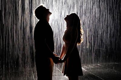 Пара влюблённых под летним дождем …» — создано в Шедевруме