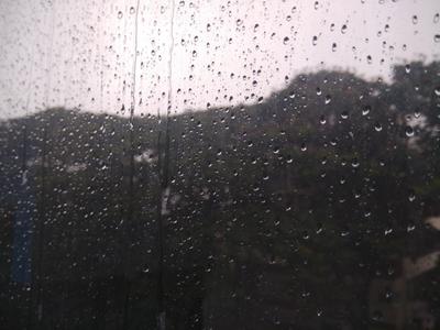 Дождь за окном, Selfisolation заставили. Идея показать чувство одиночества  подавленного настроения во многих людей. Стоковое Фото - изображение  насчитывающей прозрачно, подавлено: 189243958