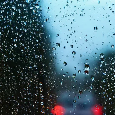Капли дождя на стекле | Премиум Фото
